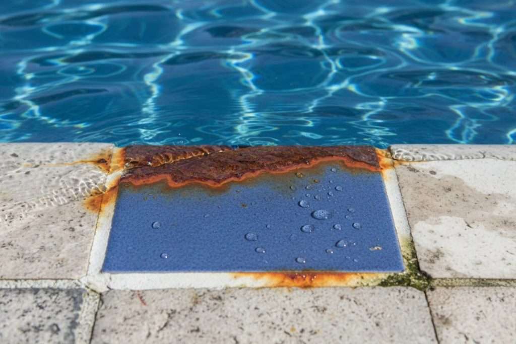 Rouille piscine au sel : comprendre et prévenir